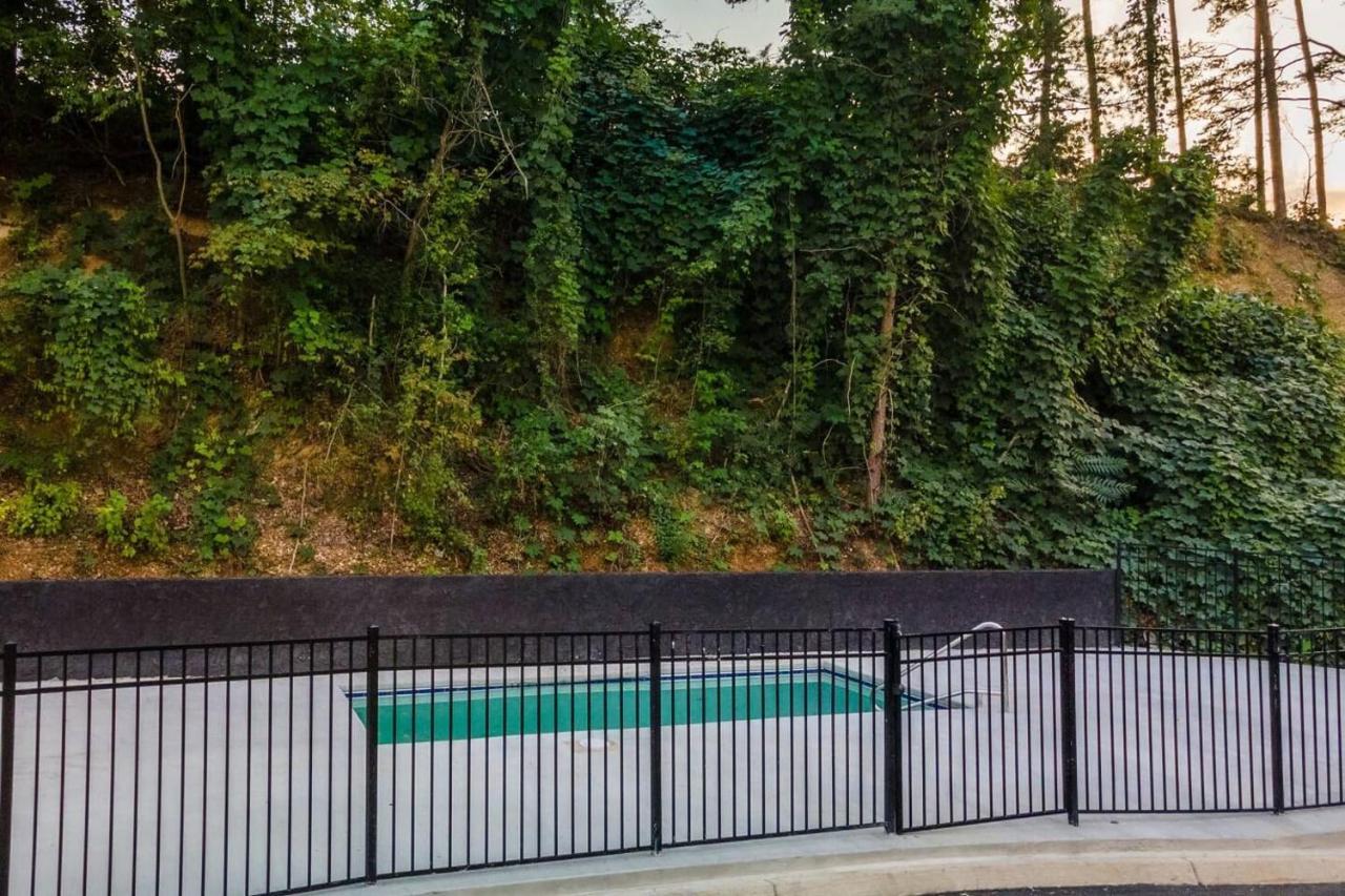 Brand New 4/4 Minutes To Dollywood! Hot Tub!