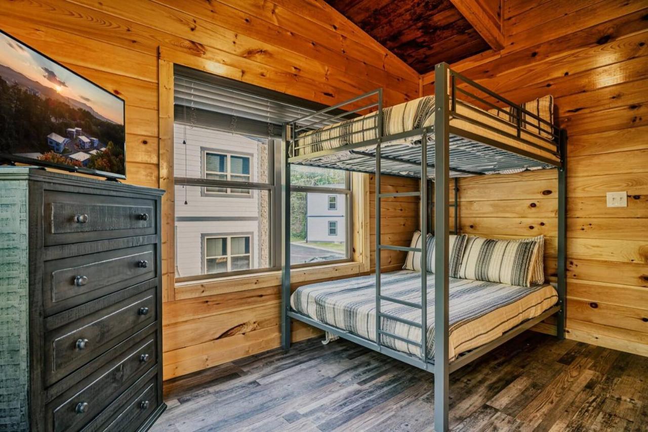 Holiday home Brand New 4/4 Minutes To Dollywood! Hot Tub!