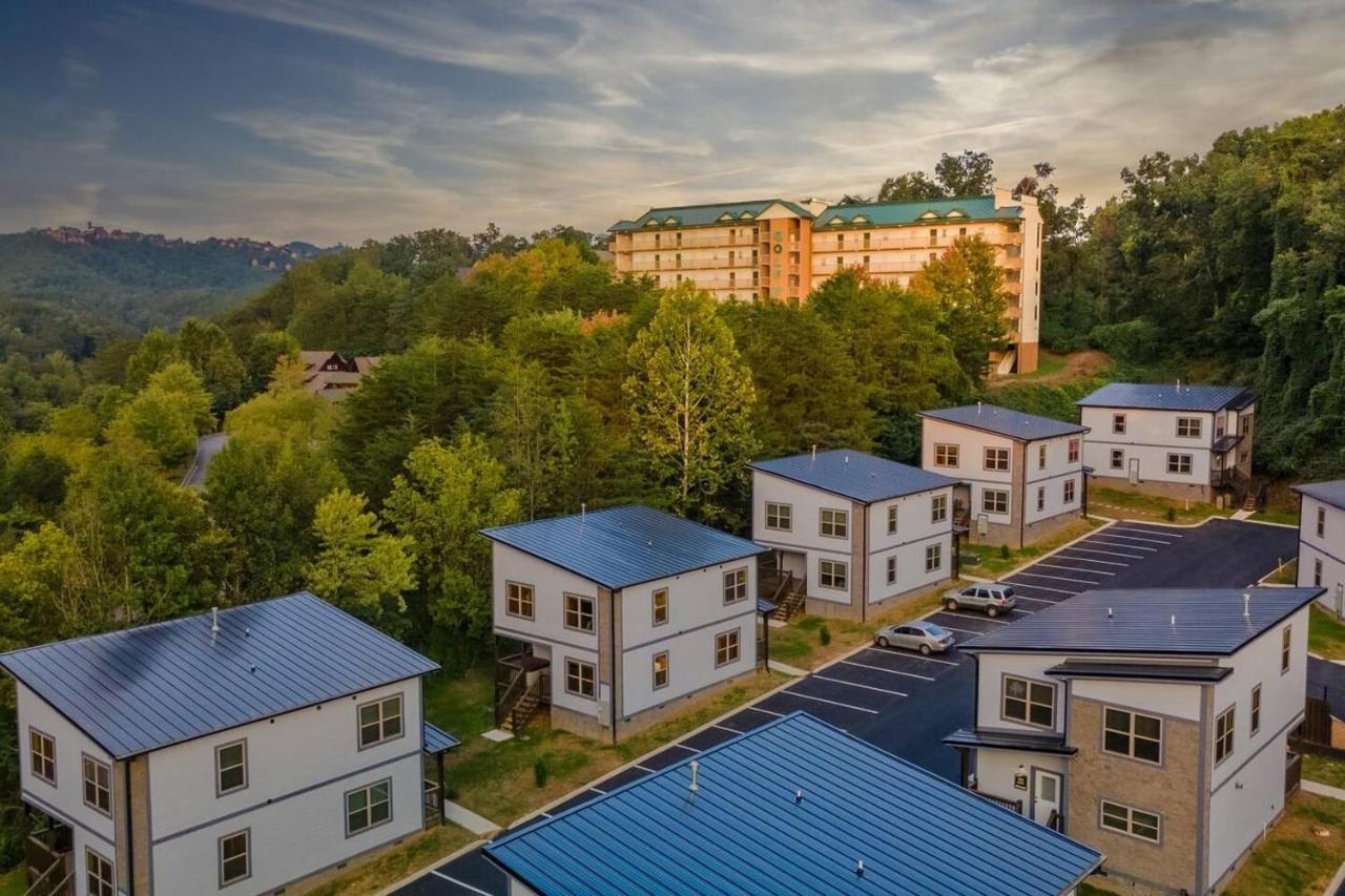 Brand New 4/4 Minutes To Dollywood! Hot Tub! Holiday home Pigeon Forge