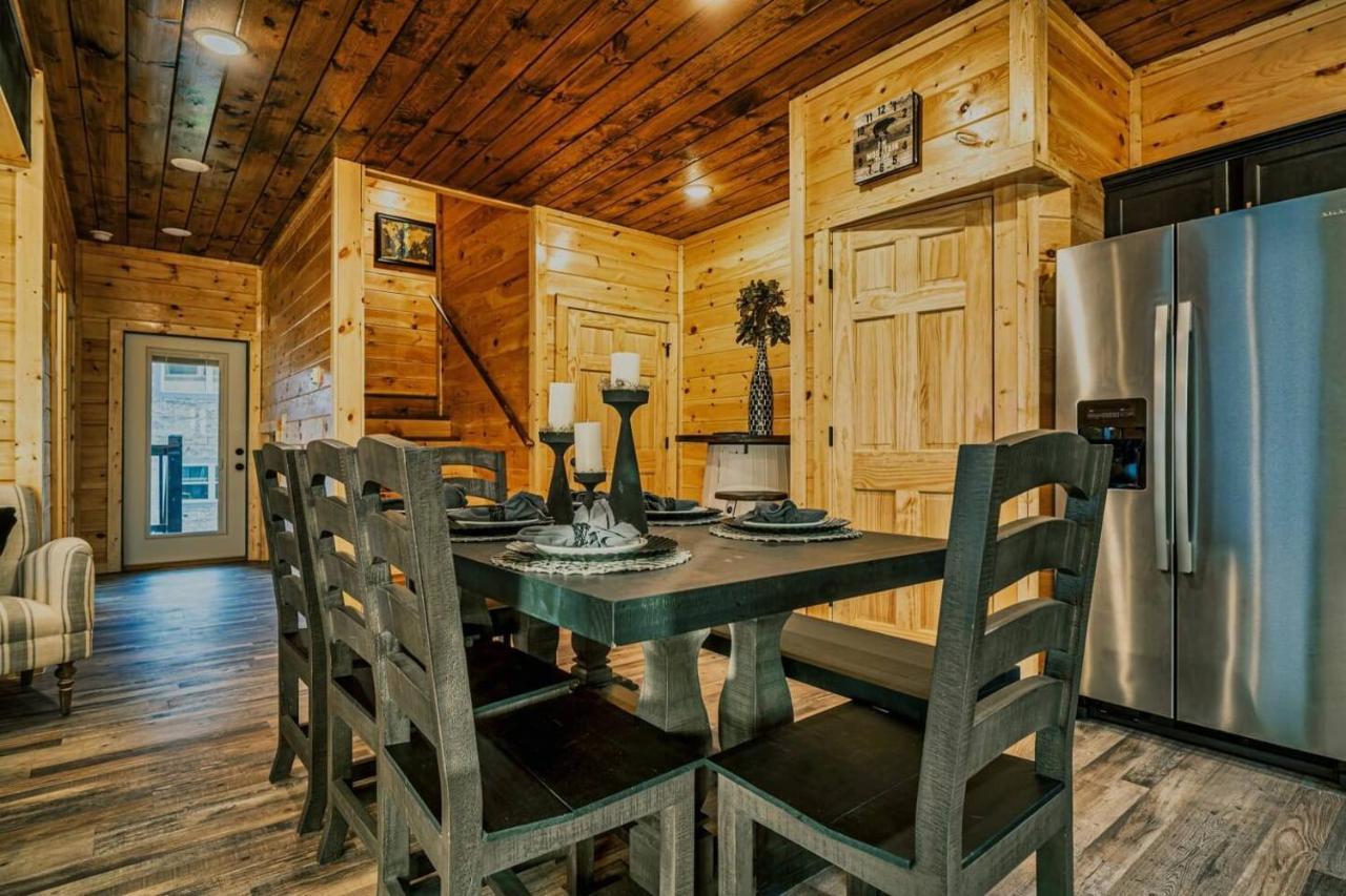 Brand New 4/4 Minutes To Dollywood! Hot Tub! Holiday home