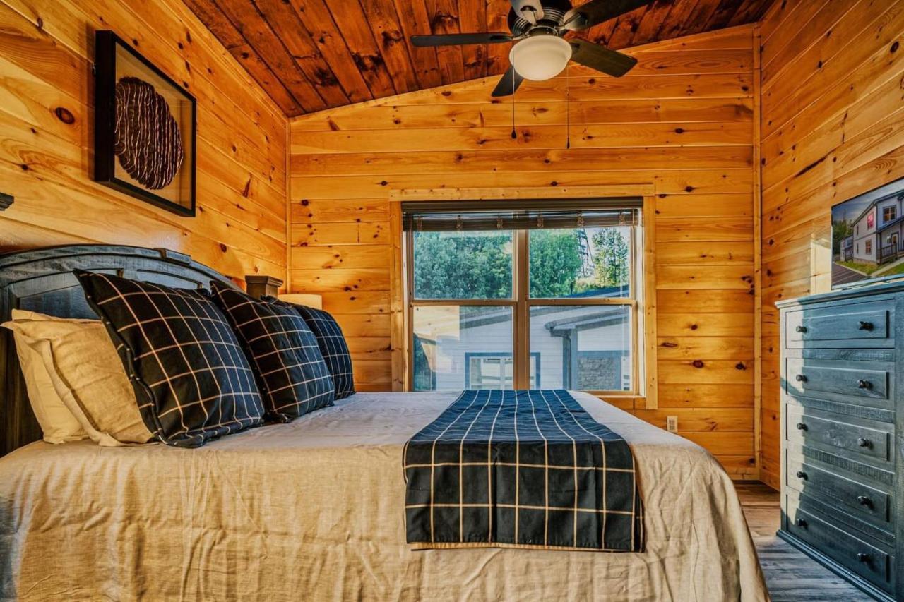 Brand New 4/4 Minutes To Dollywood! Hot Tub! * Pigeon Forge
