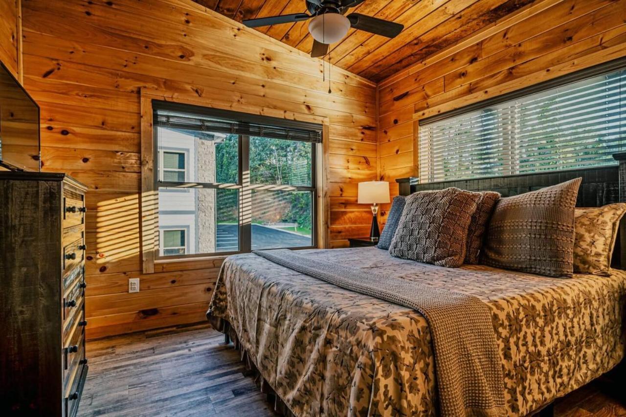 Holiday home Brand New 4/4 Minutes To Dollywood! Hot Tub! Pigeon Forge