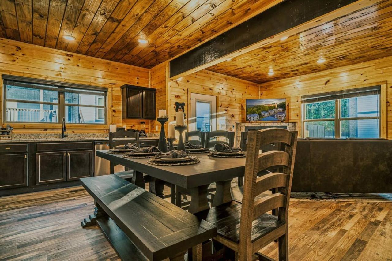 Holiday home Brand New 4/4 Minutes To Dollywood! Hot Tub! *