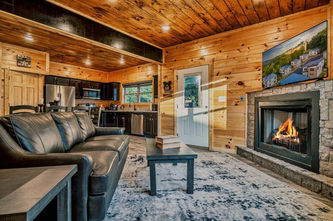Holiday home Brand New 4/4 Minutes To Dollywood! Hot Tub!