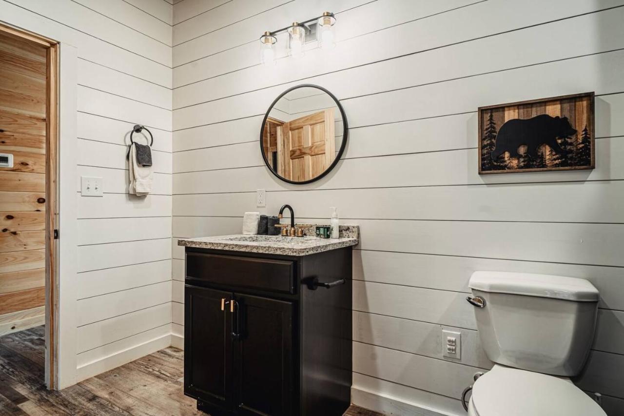Holiday home Brand New 4/4 Minutes To Dollywood! Hot Tub! Pigeon Forge