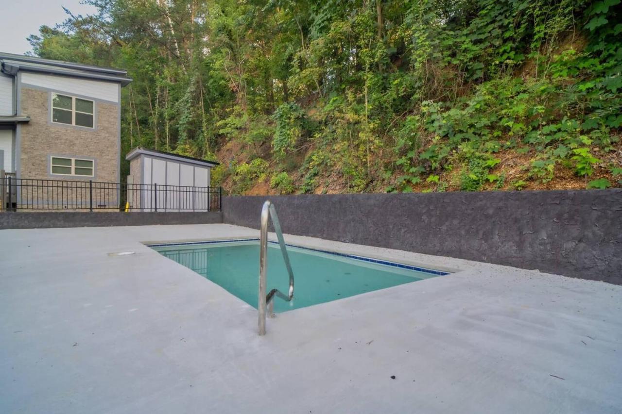 Brand New 4/4 Minutes To Dollywood! Hot Tub! Holiday home