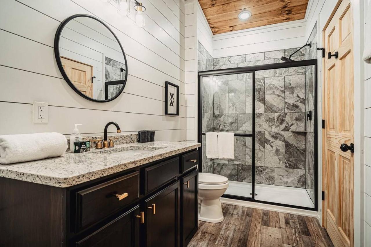 Holiday home Brand New 4/4 Minutes To Dollywood! Hot Tub! Pigeon Forge
