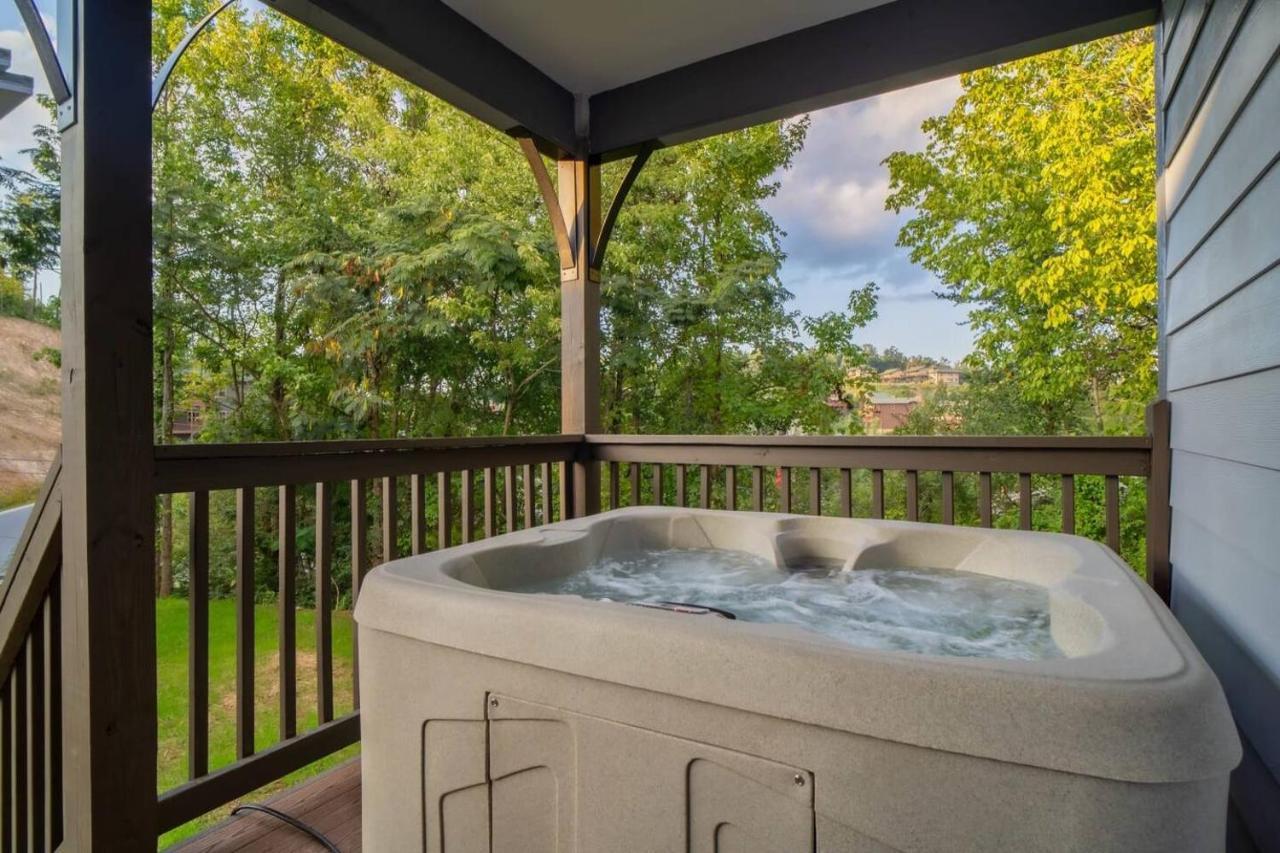 Brand New 4/4 Minutes To Dollywood! Hot Tub!