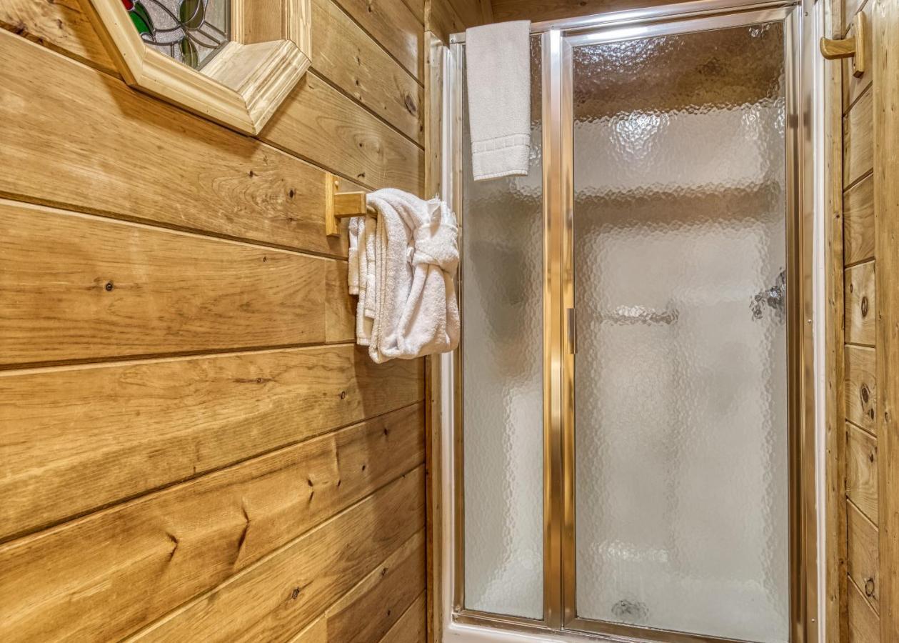 Bridgewood Cabin, Hot Tub, 1089 Of Free Attraction Tickets For Each Paid Day, Dollywood And More! Holiday home Pigeon Forge