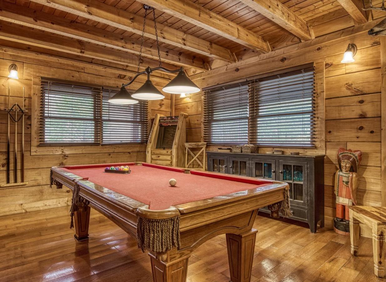 Bridgewood Cabin, Hot Tub, 1089 Of Free Attraction Tickets For Each Paid Day, Dollywood And More! Holiday home Pigeon Forge