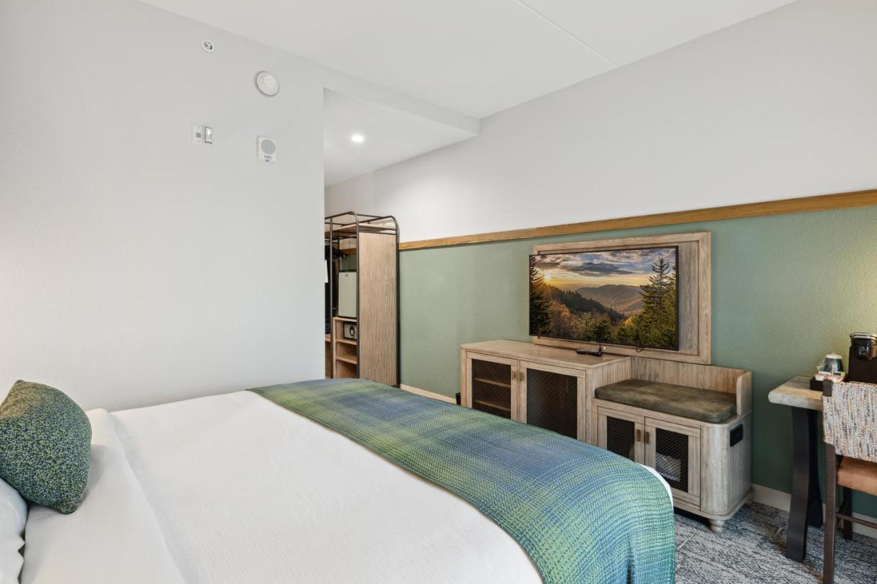 Hotel Dollywood's Heartsong & 4*