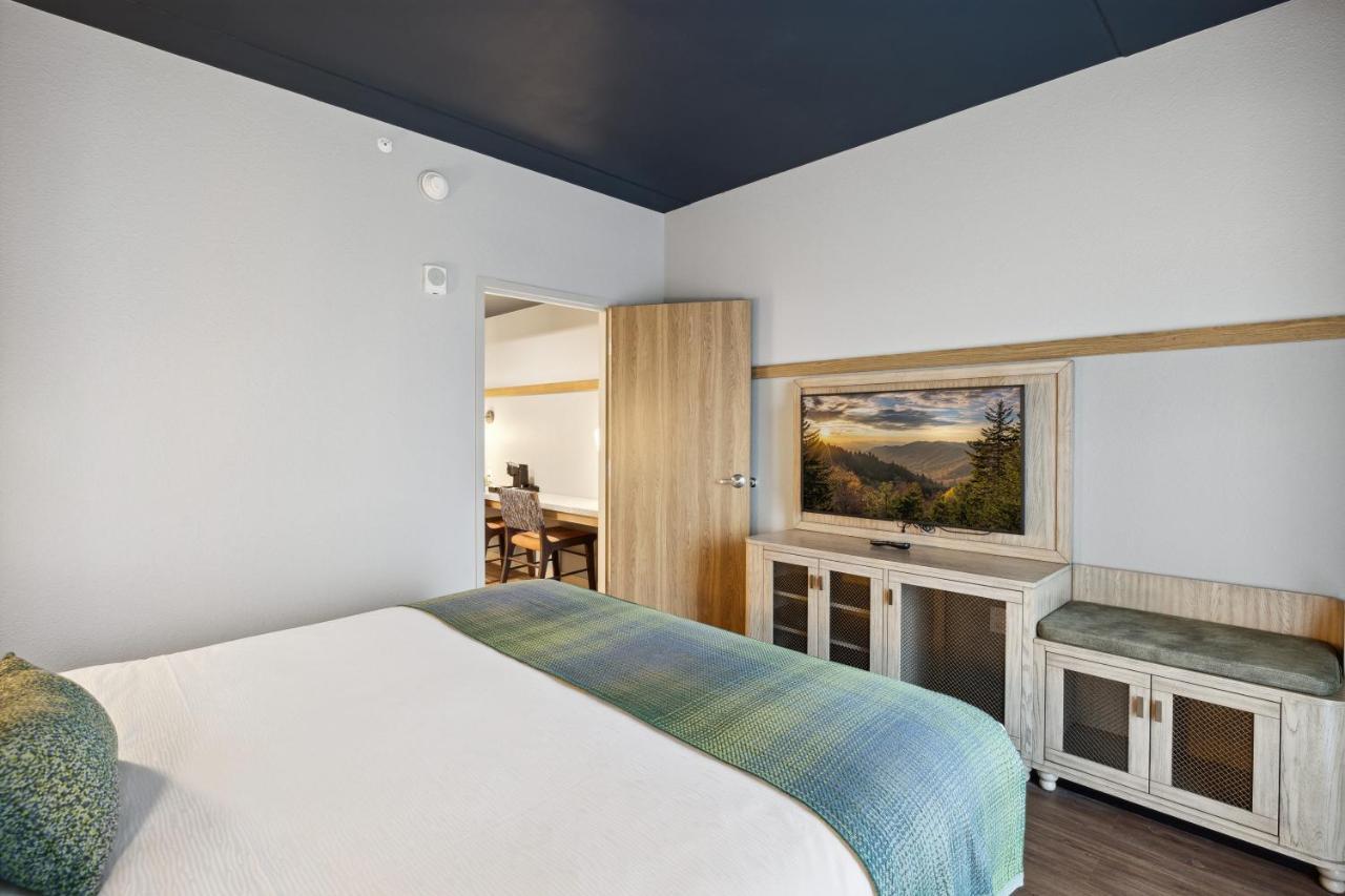 Hotel Dollywood's Heartsong &