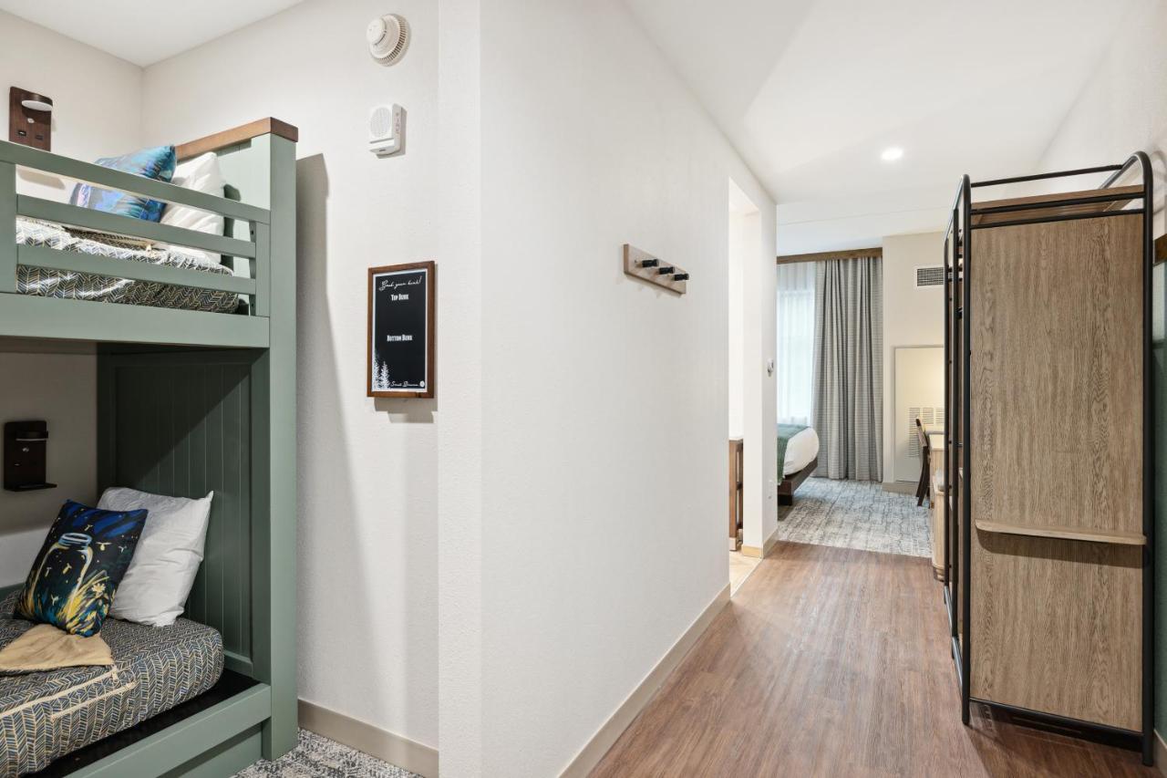 Hotel Dollywood's Heartsong & 4*