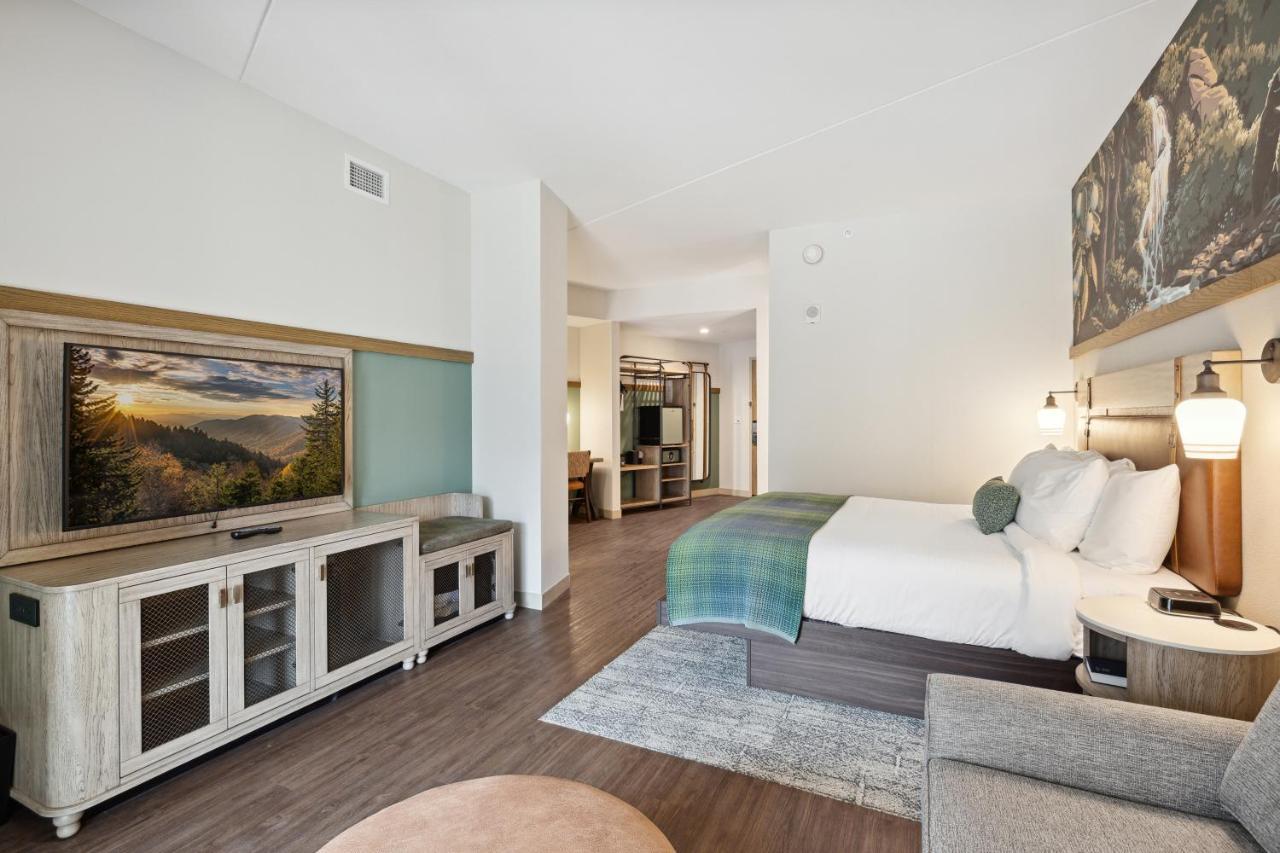 Hotel Dollywood's Heartsong &