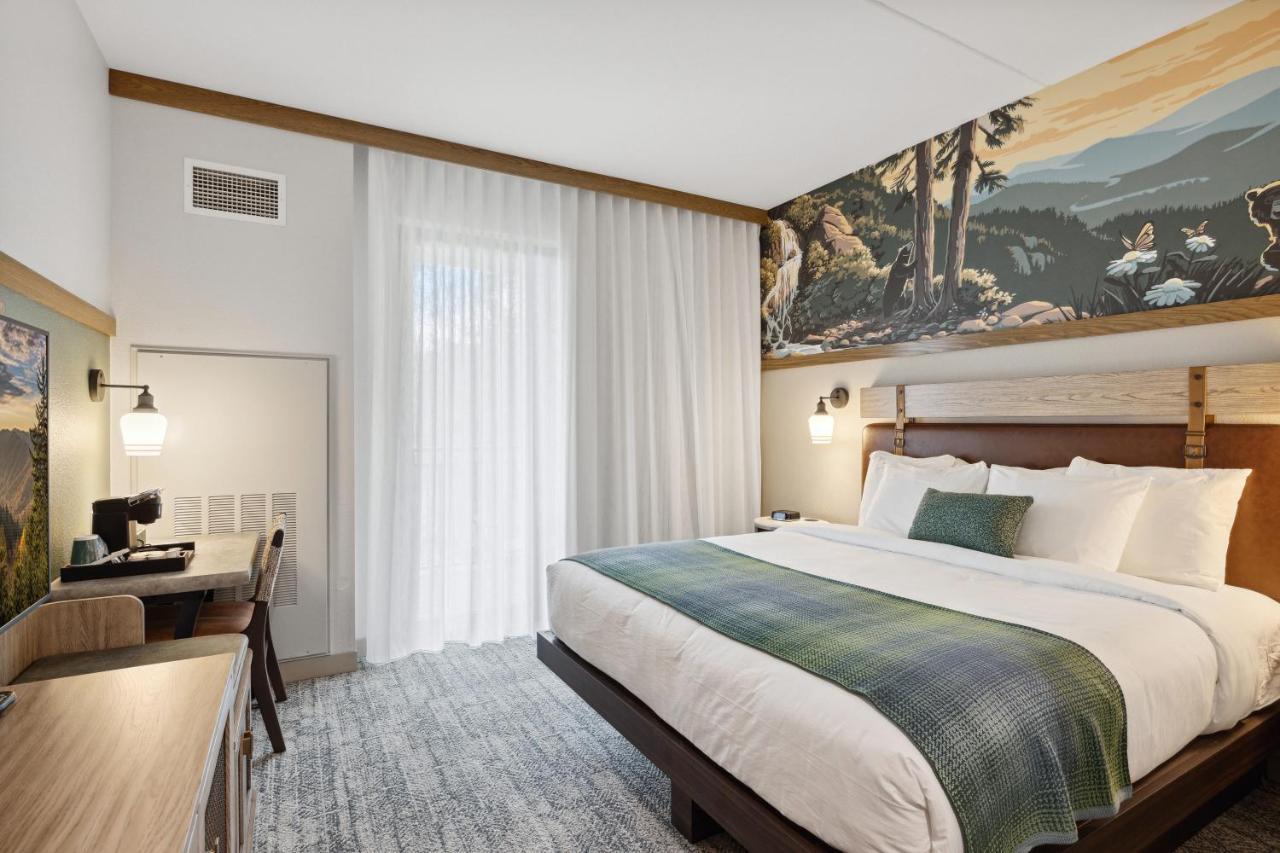 Hotel Dollywood's Heartsong & Pigeon Forge