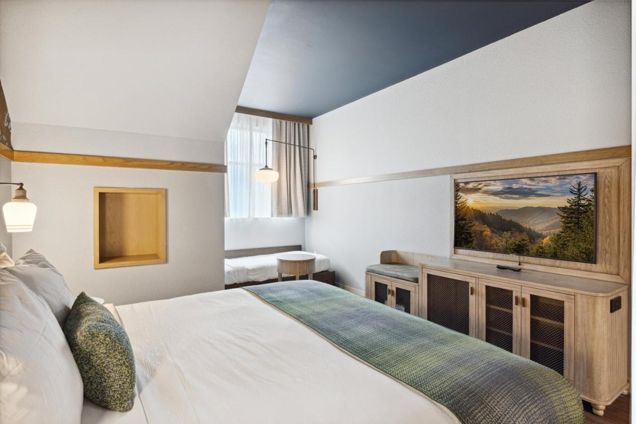 Hotel Dollywood's Heartsong & 4*