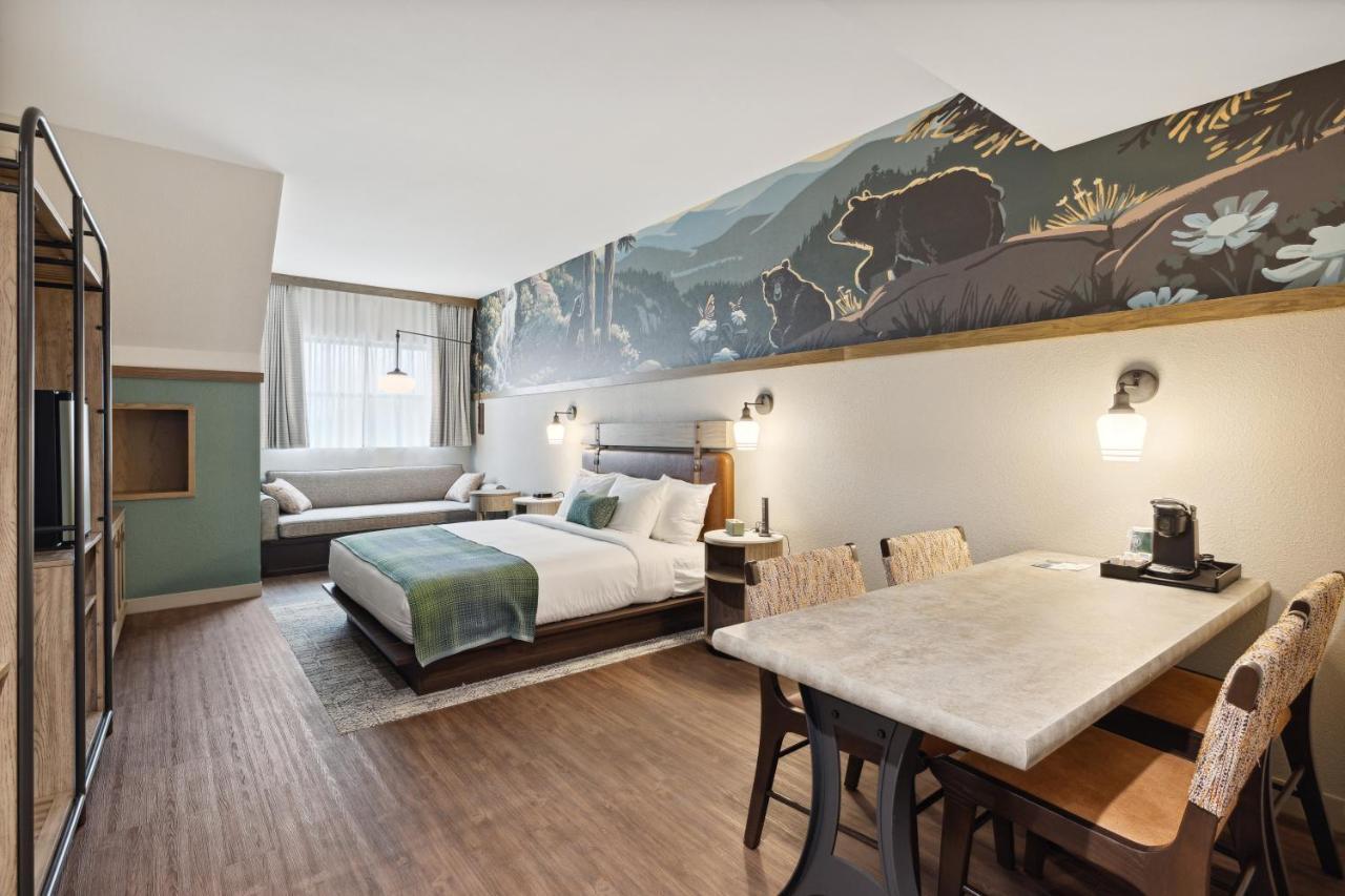 Hotel Dollywood's Heartsong & 4*