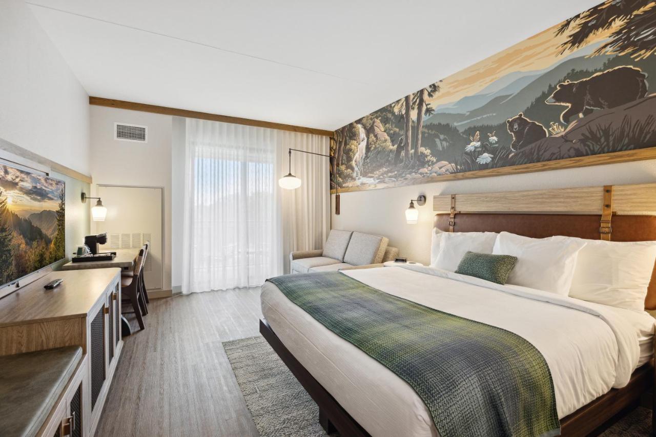 Hotel Dollywood's Heartsong & Pigeon Forge