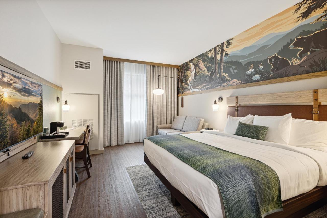 Hotel Dollywood's Heartsong & Pigeon Forge
