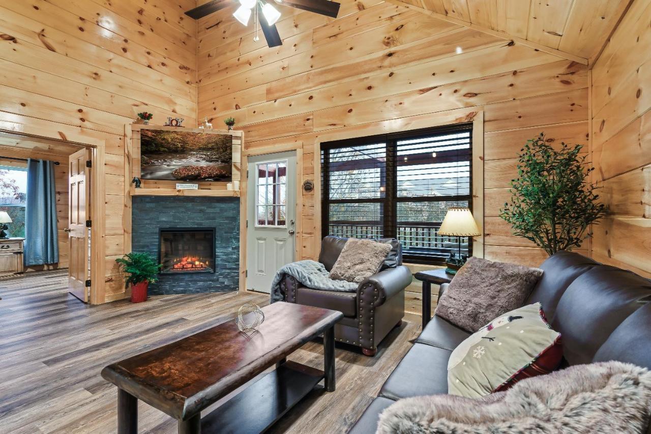 Mountains R Calling, Cozy Hideaway, King Beds, Hot-tub, Arcade, Ev Ready Pigeon Forge