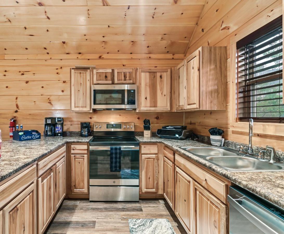 Mountains R Calling, Cozy Hideaway, King Beds, Hot-tub, Arcade, Ev Ready Holiday home *