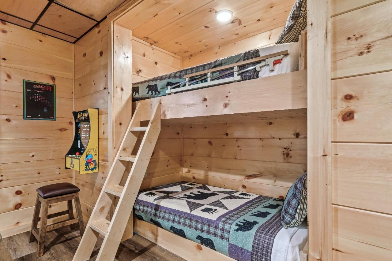 Mountains R Calling, Cozy Hideaway, King Beds, Hot-tub, Arcade, Ev Ready Holiday home Pigeon Forge