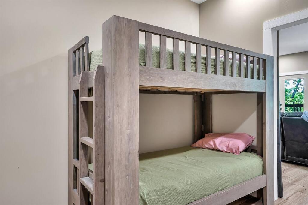 Three Cubs Den - Minutes To Pf Strip, Hot Tub, Arcade Games, Bunks, View Holiday home Pigeon Forge