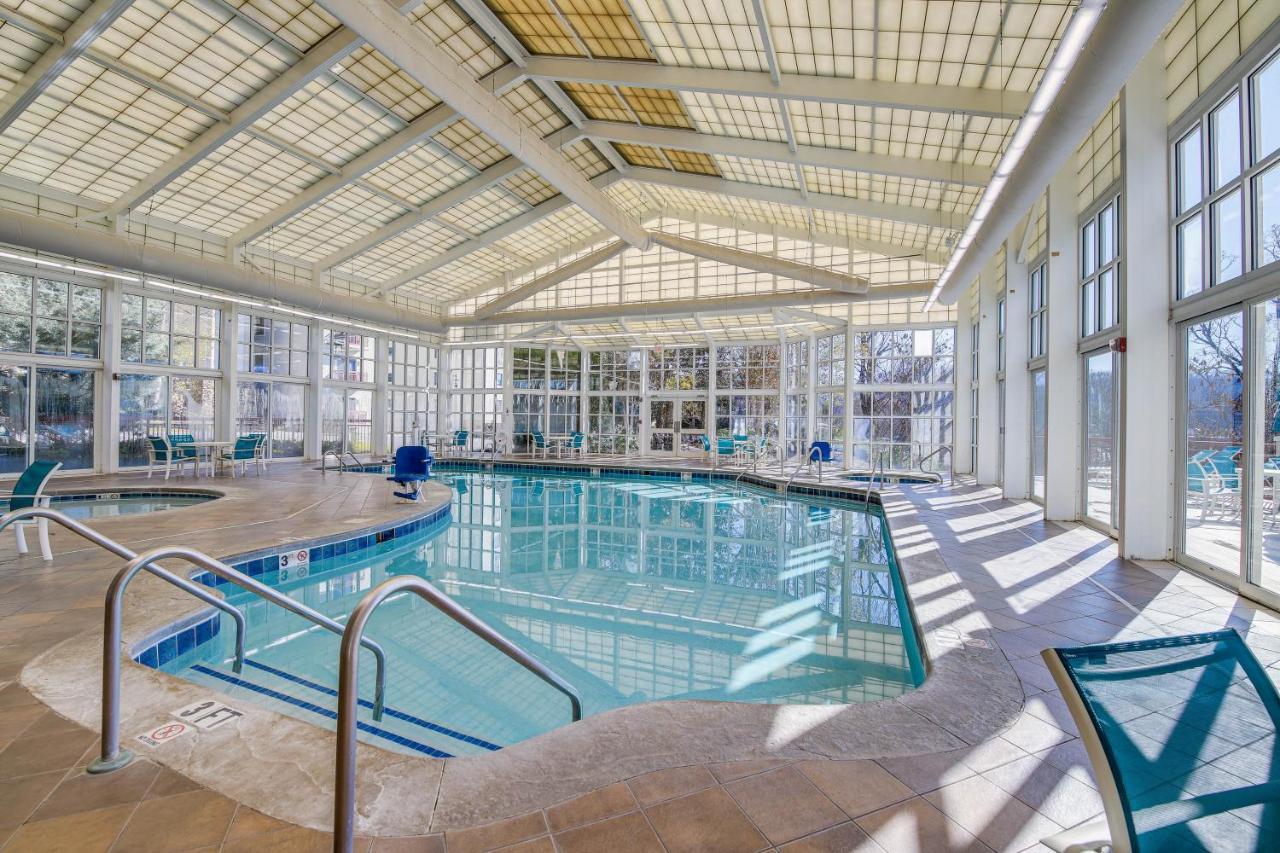 Elegant With Golf Course View! Apartment Pigeon Forge