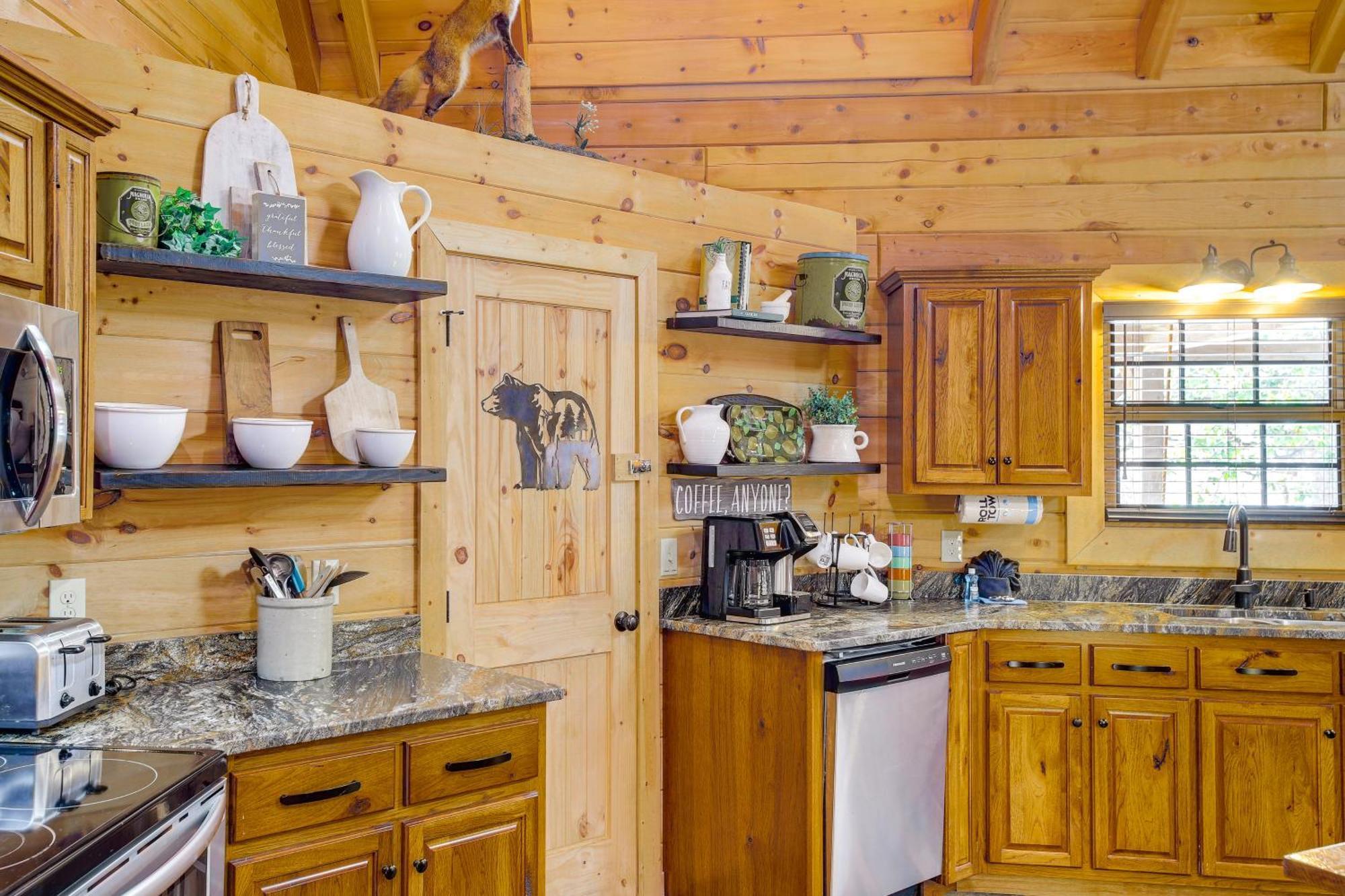 Holiday home Riverfront With Hot Tub - 3 Miles To Dollywood *