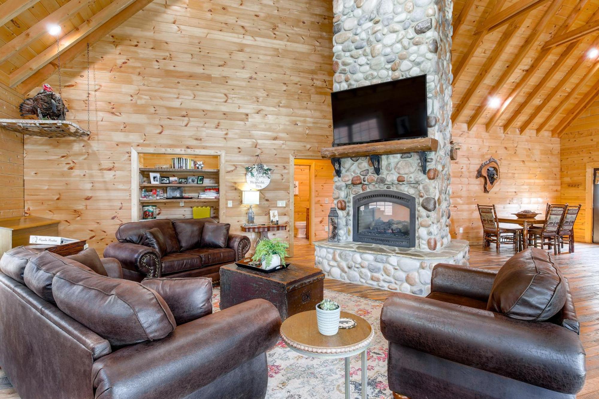 Riverfront With Hot Tub - 3 Miles To Dollywood Holiday home Pigeon Forge
