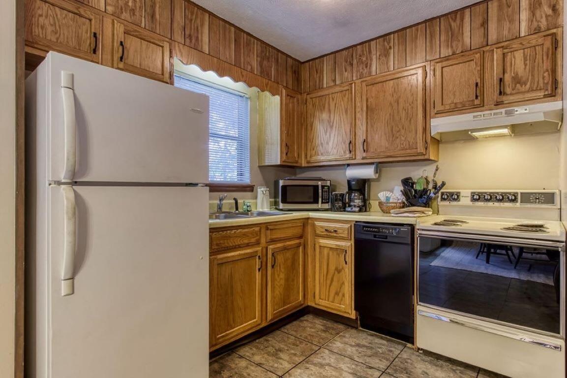 Pinecrest Townhomes-1king-2queen Unit * Pigeon Forge