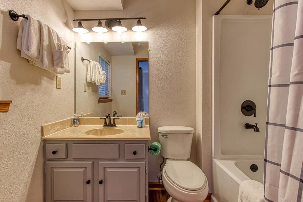 Pinecrest Townhomes-1king-2queen Unit-renovated Holiday home Pigeon Forge