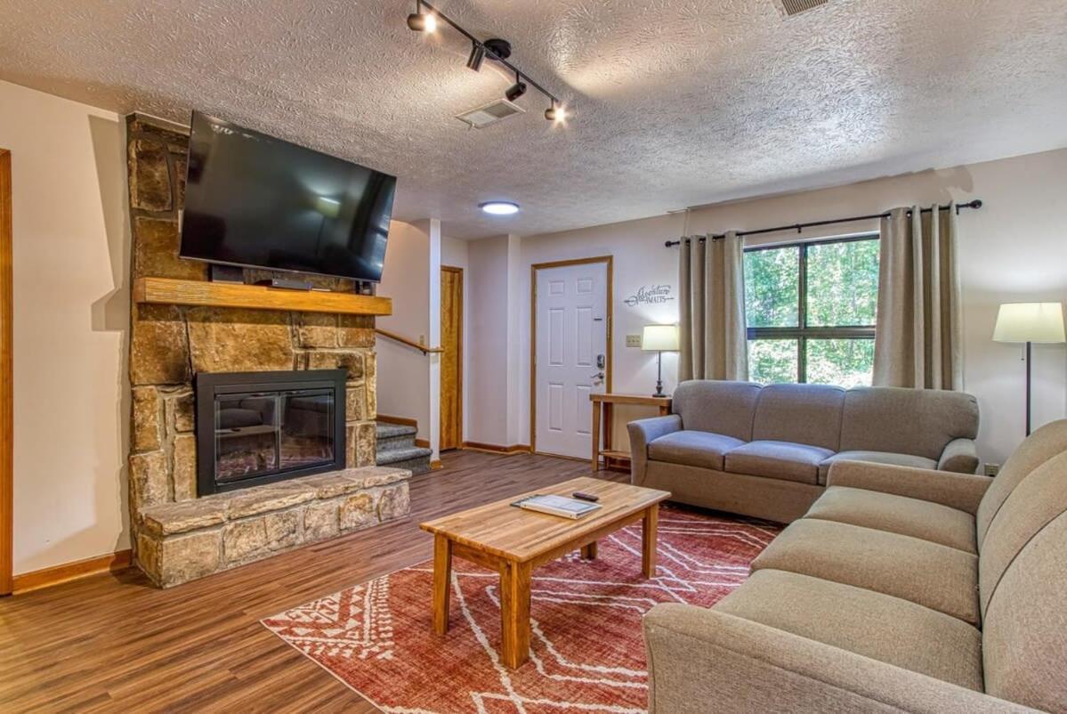 Pinecrest Townhomes-1king-2queen Unit-renovated