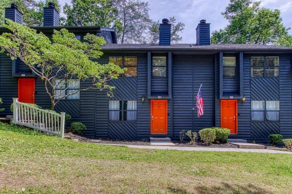 Pinecrest Townhomes-1king-2queen Unit-renovated Holiday home *