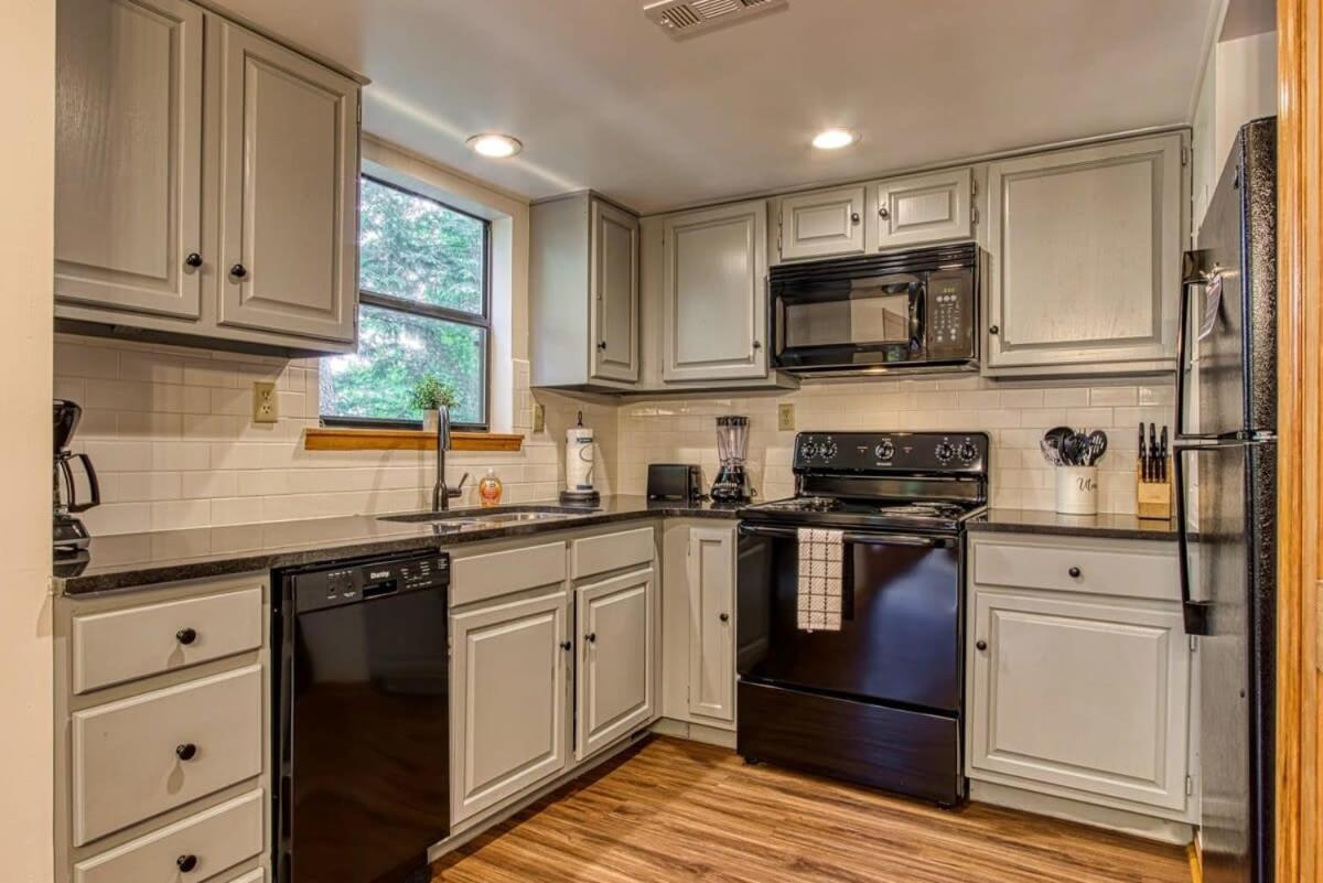 Holiday home Pinecrest Townhomes-1king-2queen Unit-renovated *