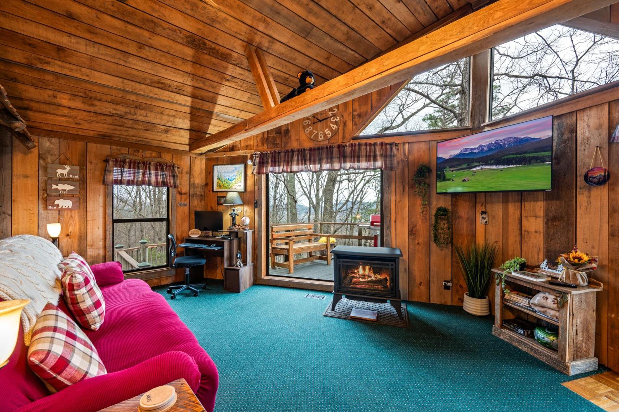 10 Miles Away From The Heart Of It All! Villa Pigeon Forge