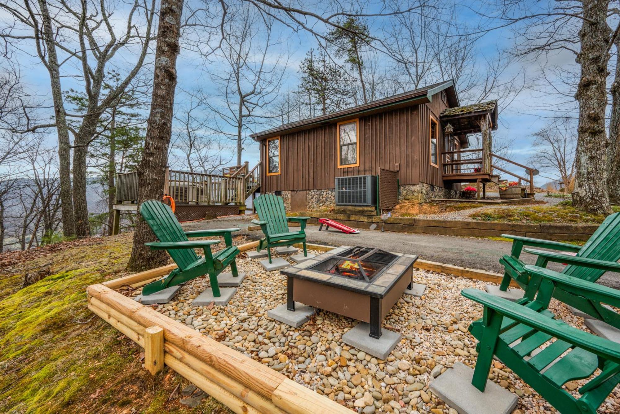 Villa 10 Miles Away From The Heart Of It All! Pigeon Forge