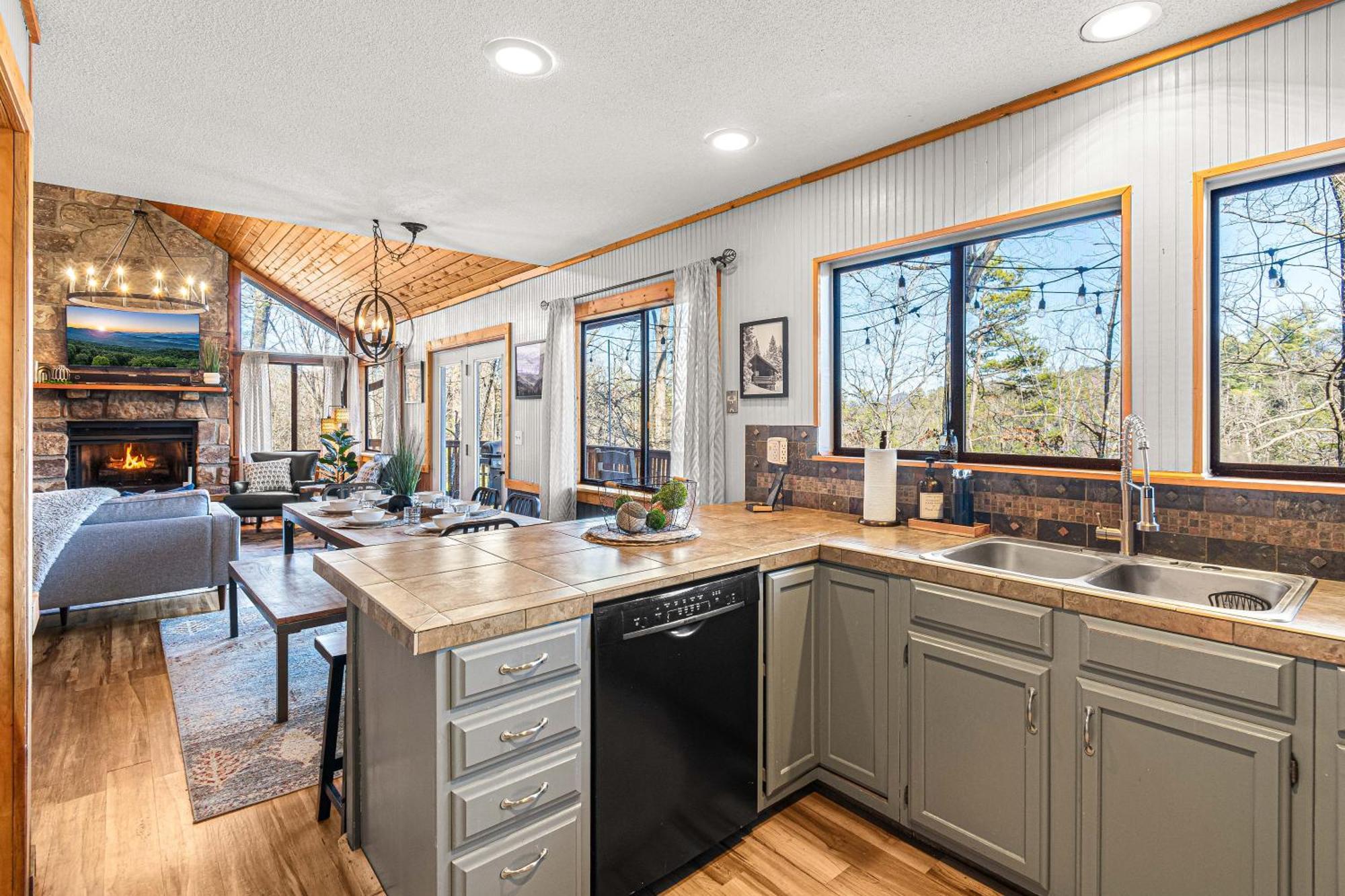 The Family Stone Luxe Sleeps 12 Hot Tub Dogfriendly Dollywood *