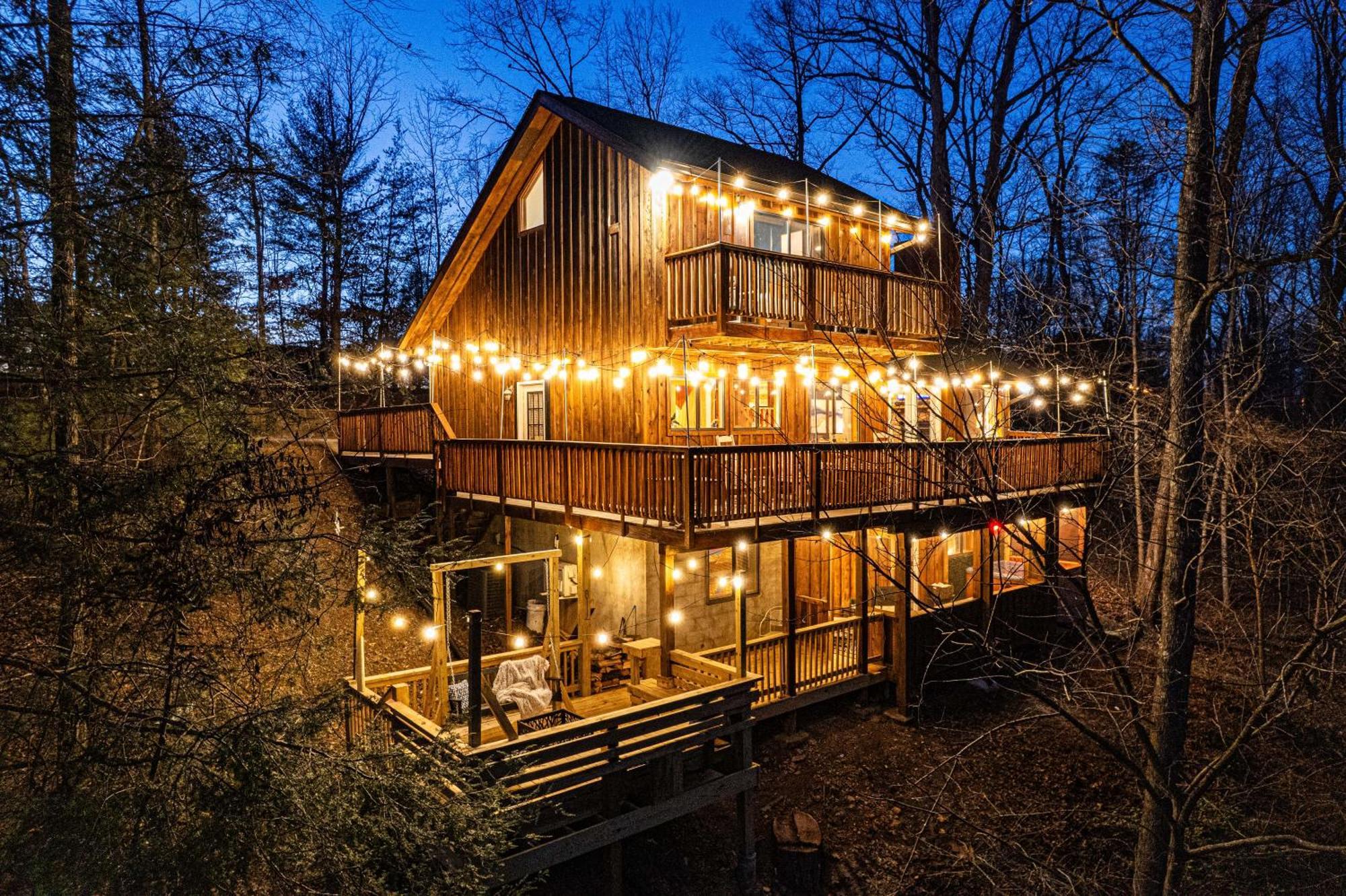 Holiday home The Family Stone Luxe Sleeps 12 Hot Tub Dogfriendly Dollywood Pigeon Forge