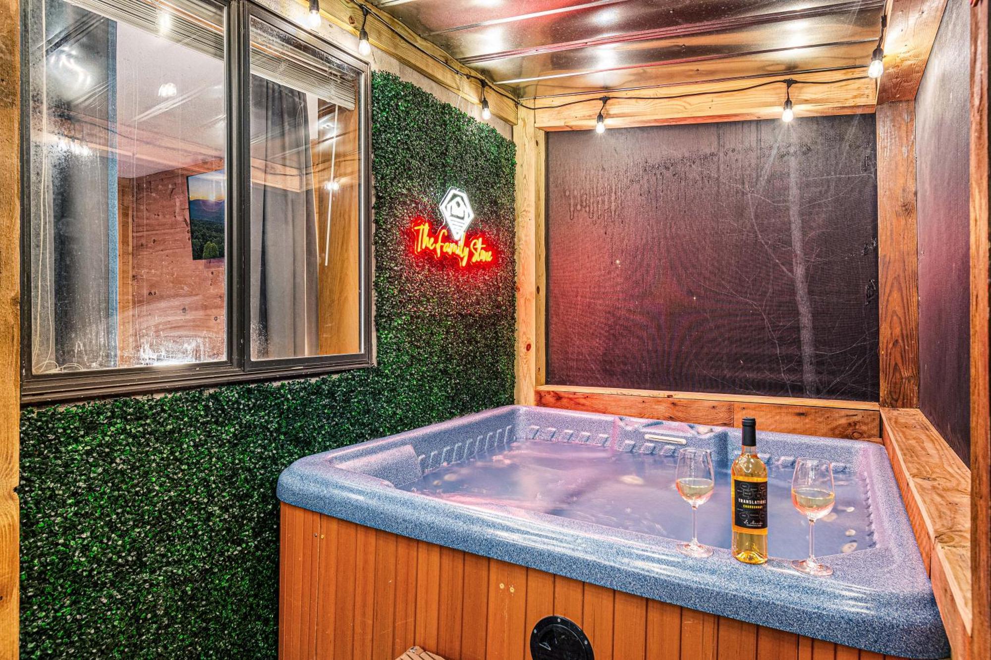 The Family Stone Luxe Sleeps 12 Hot Tub Dogfriendly Dollywood Pigeon Forge