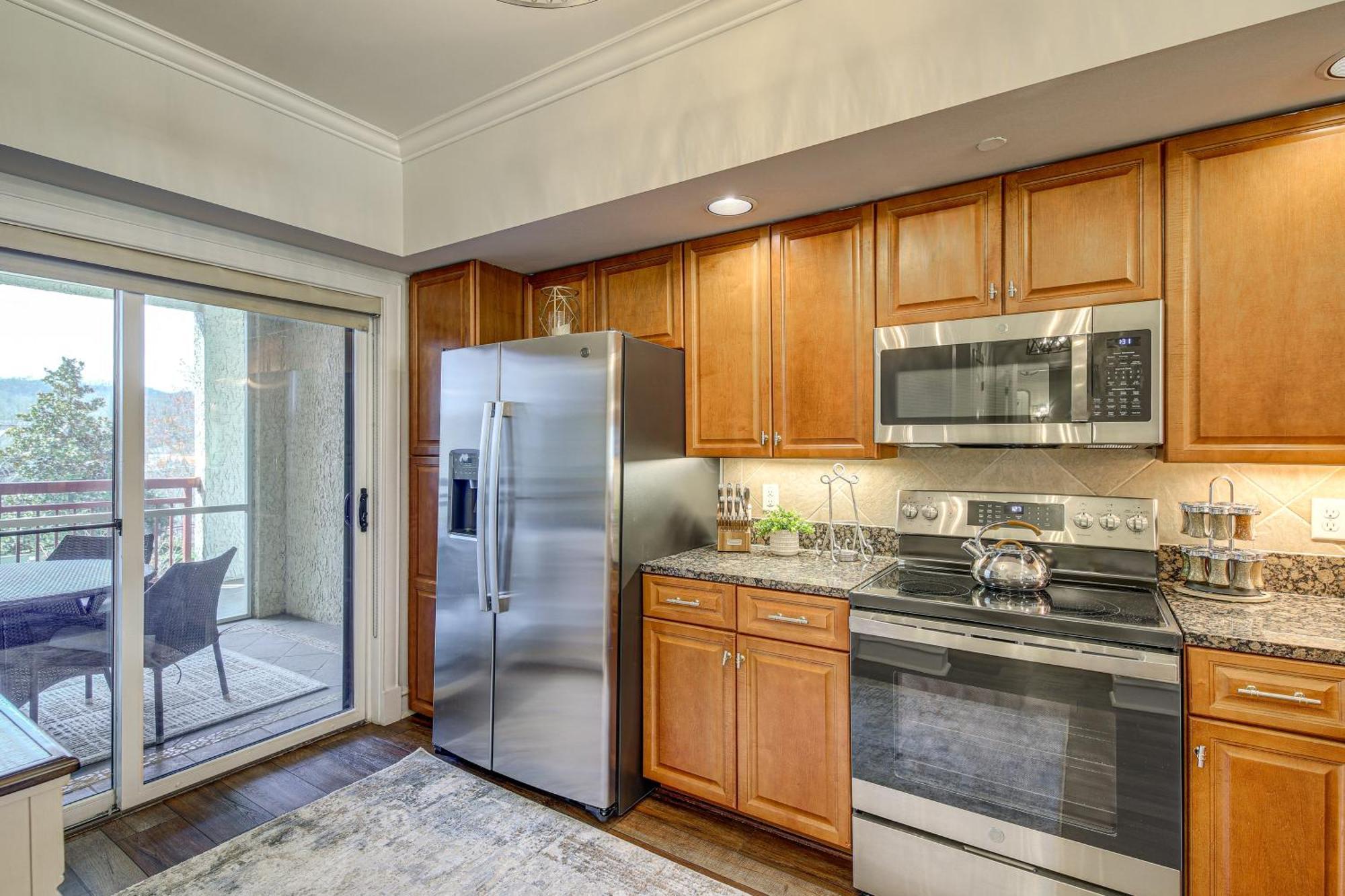 Elegant With Golf Course View! Apartment Pigeon Forge