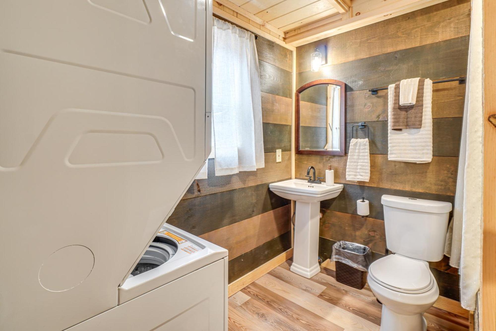 Cozy Sevierville Cabin With Hot Tub And Game Room!