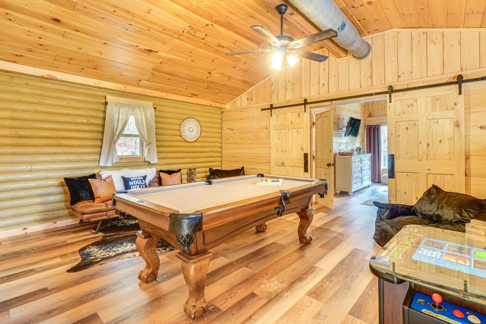 Cozy Sevierville Cabin With Hot Tub And Game Room! Holiday home Pigeon Forge