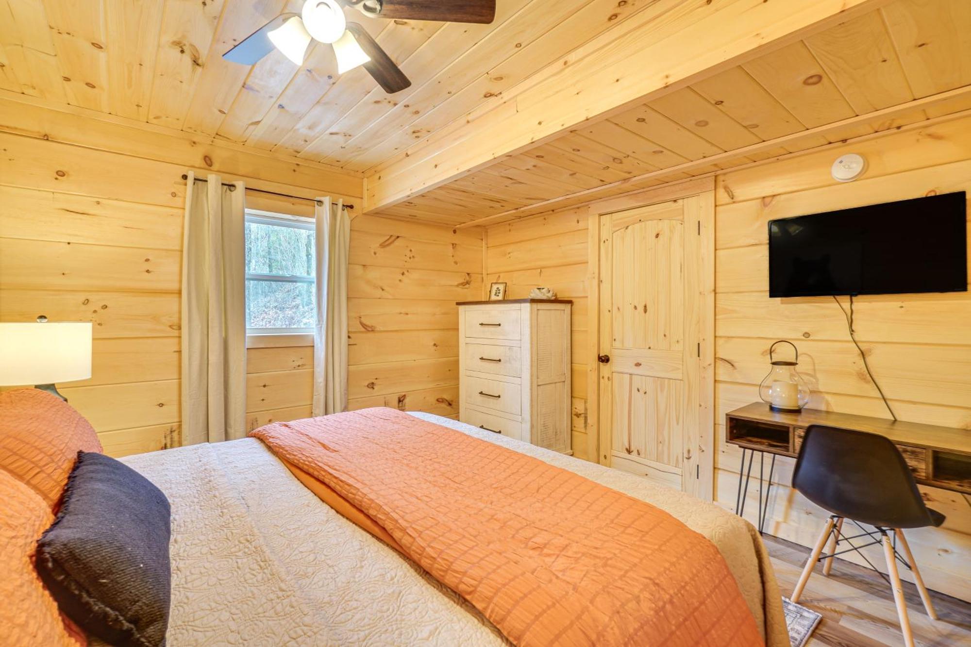 Cozy Sevierville Cabin With Hot Tub And Game Room! Holiday home
