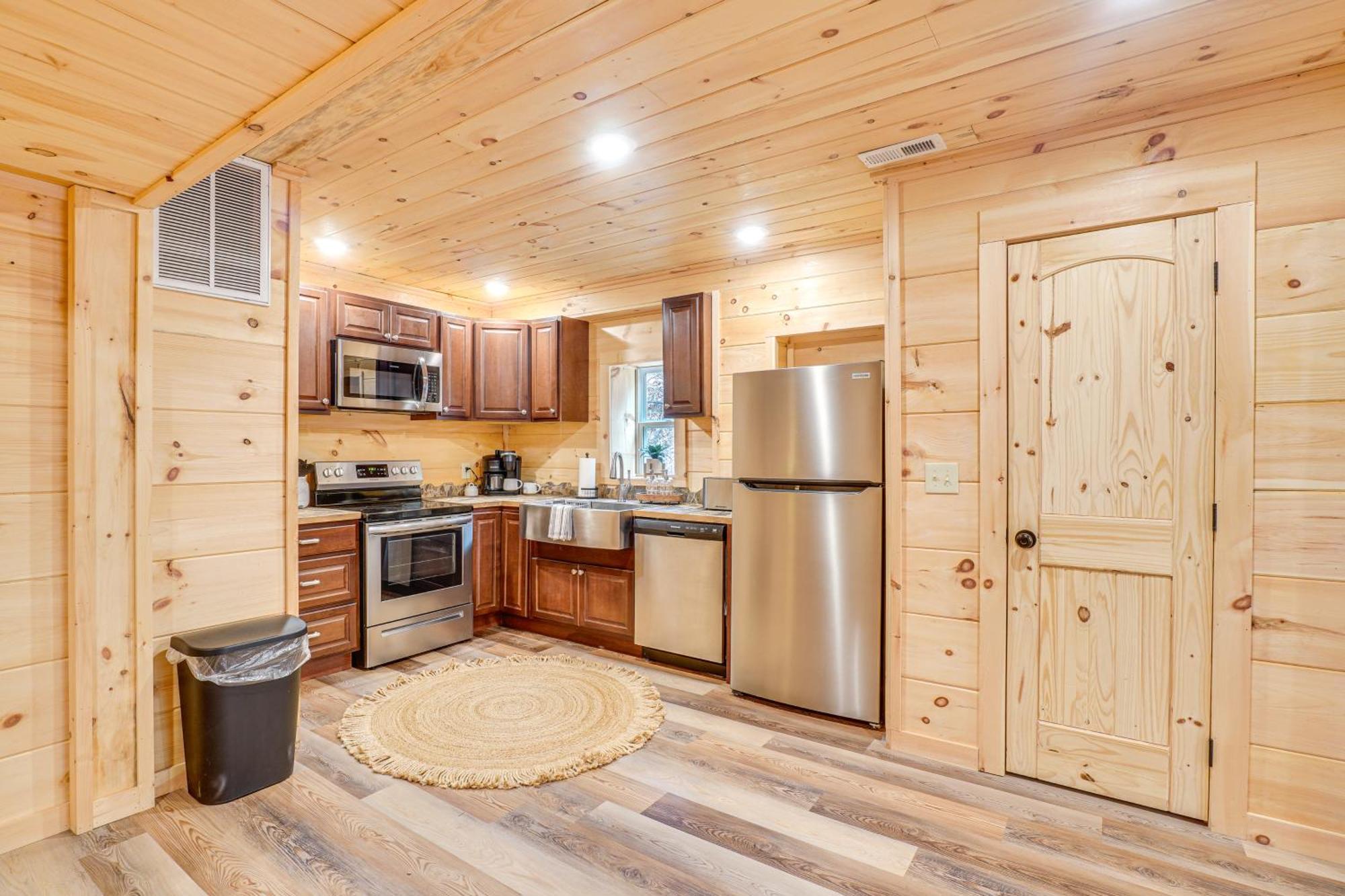 Holiday home Cozy Sevierville Cabin With Hot Tub And Game Room! *