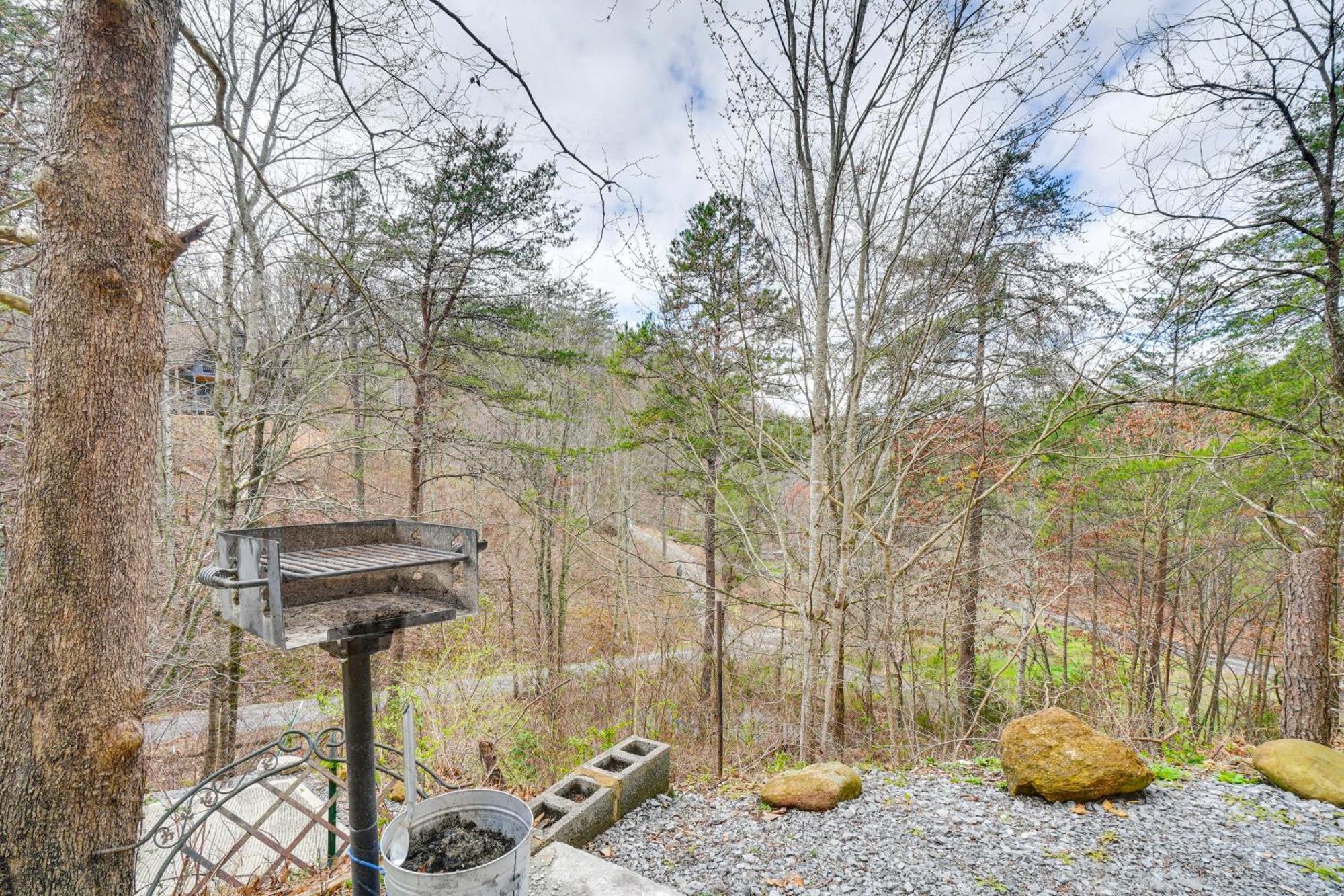 Holiday home Cozy Sevierville Cabin With Hot Tub And Game Room!