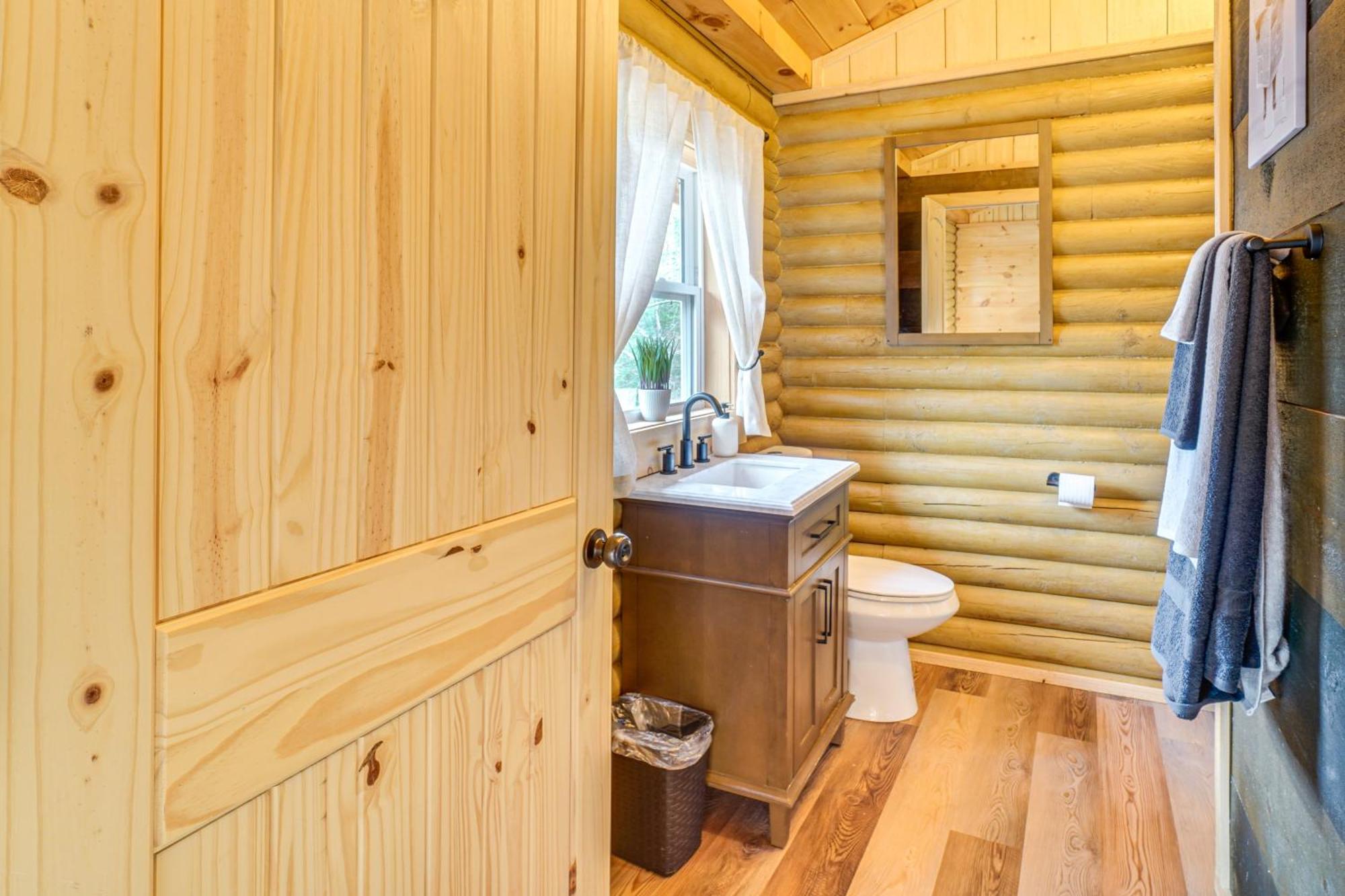 Cozy Sevierville Cabin With Hot Tub And Game Room! Holiday home Pigeon Forge