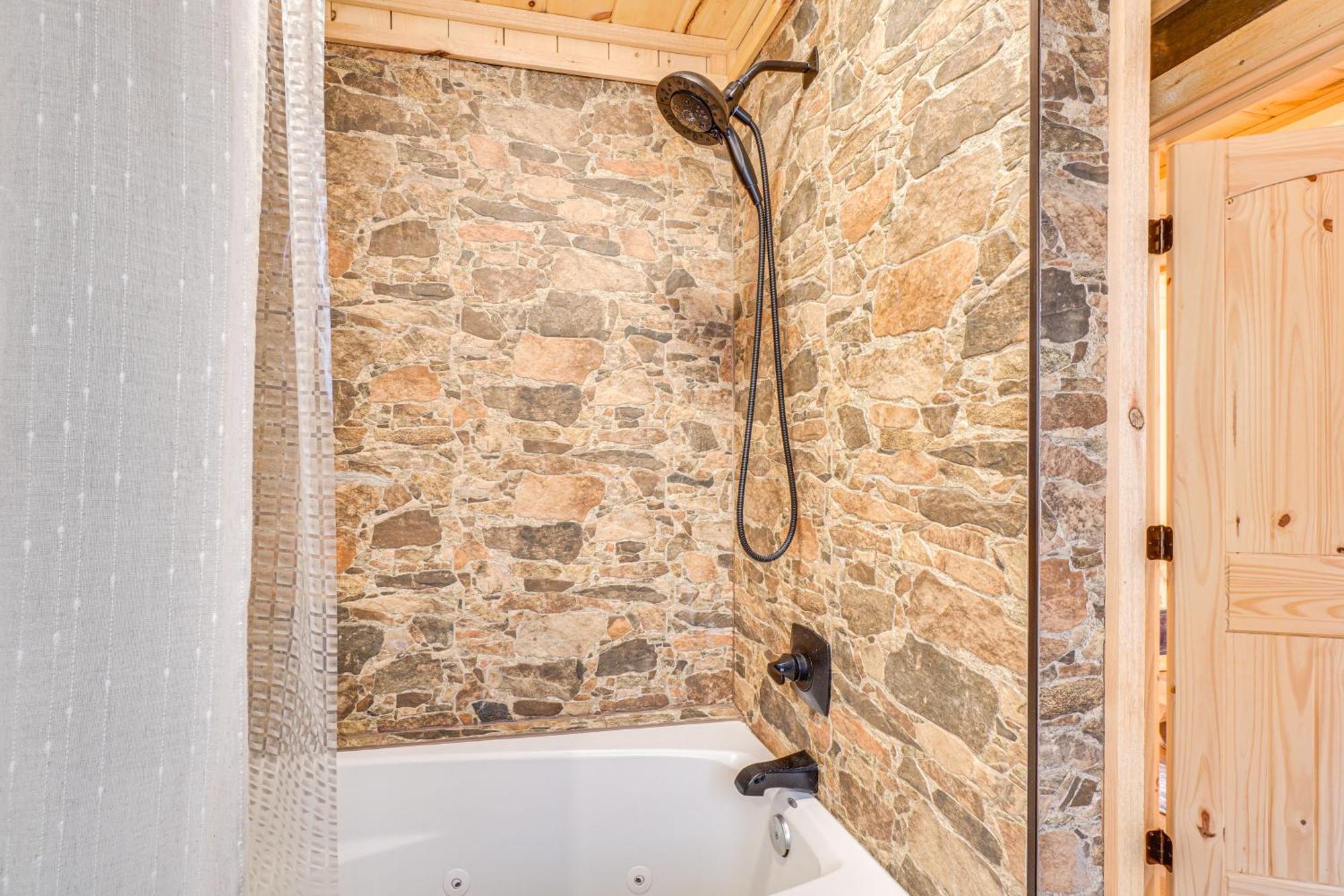 Cozy Sevierville Cabin With Hot Tub And Game Room! *