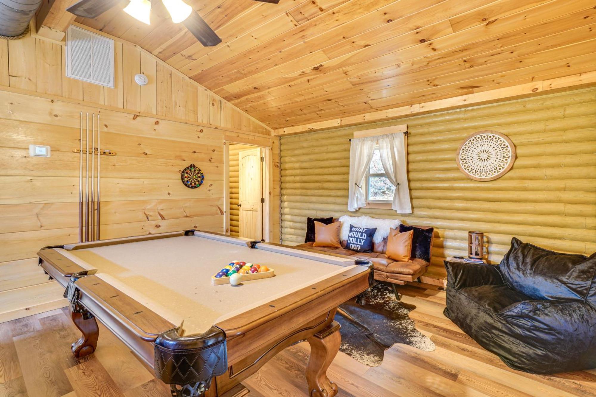 Cozy Sevierville Cabin With Hot Tub And Game Room! Holiday home Pigeon Forge