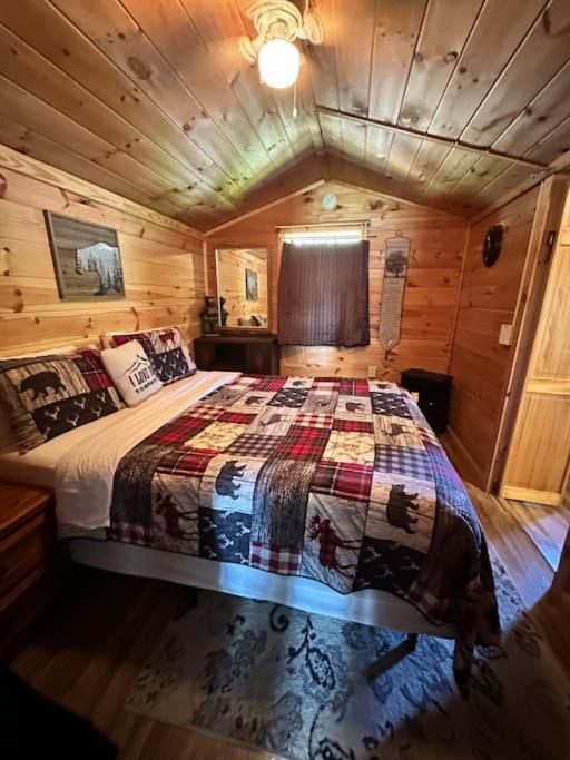 Cozy Walking Distance To Parkway! Holiday home